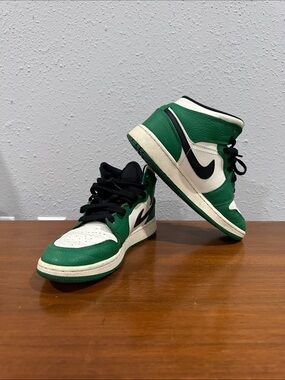 Nike Green White Black Low-Top Basketball Sneakers